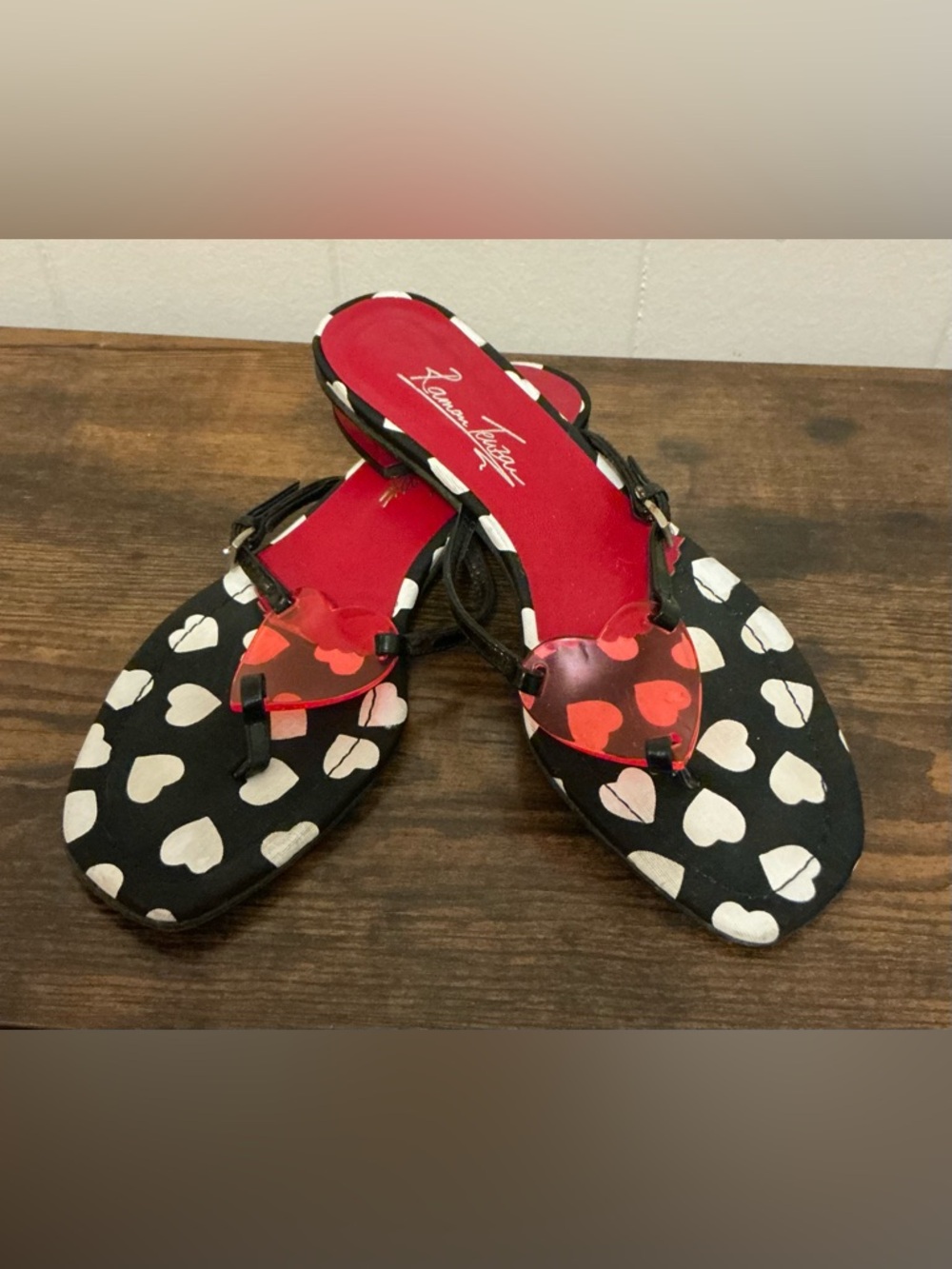 A Rare Vintage 90’s/Y2K Ramon Tenza Heart Thong Slip On US7 Sandals Shoes